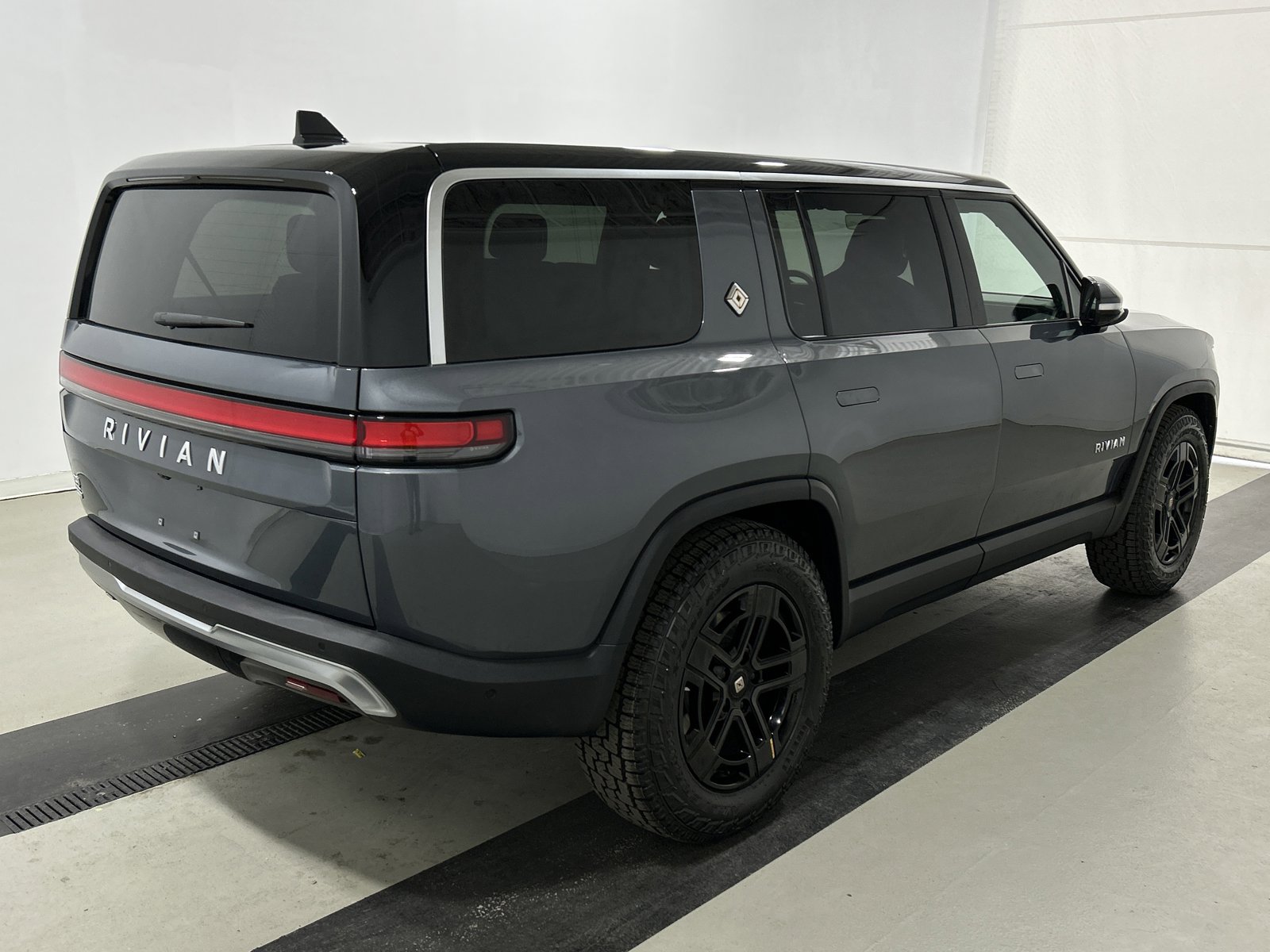 Used 2024 Rivian R1S Adventure AWD/4WD image 5