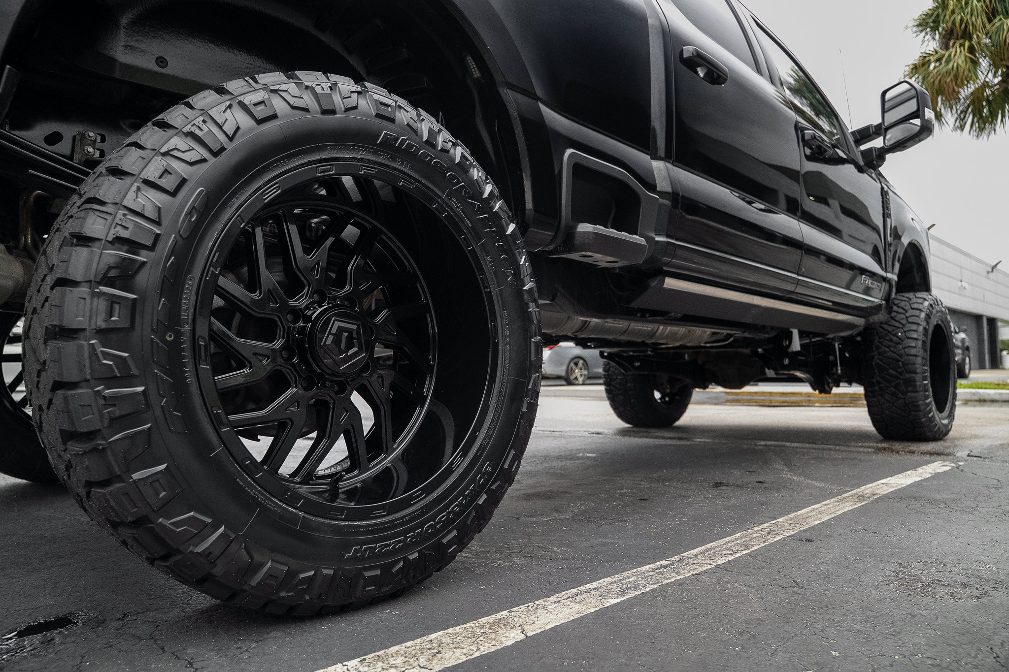 Used 2025 Ford F250 Platinum w/ FX4 Off-Road Package AWD/4WD image 30