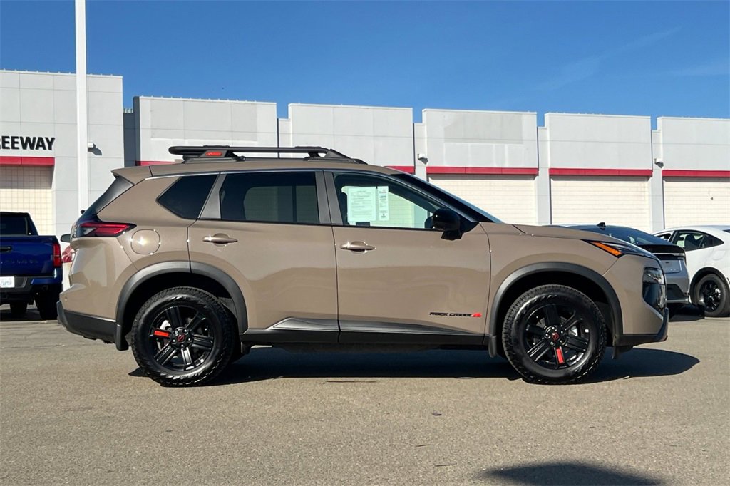 Used 2025 Nissan Rogue SV image 3
