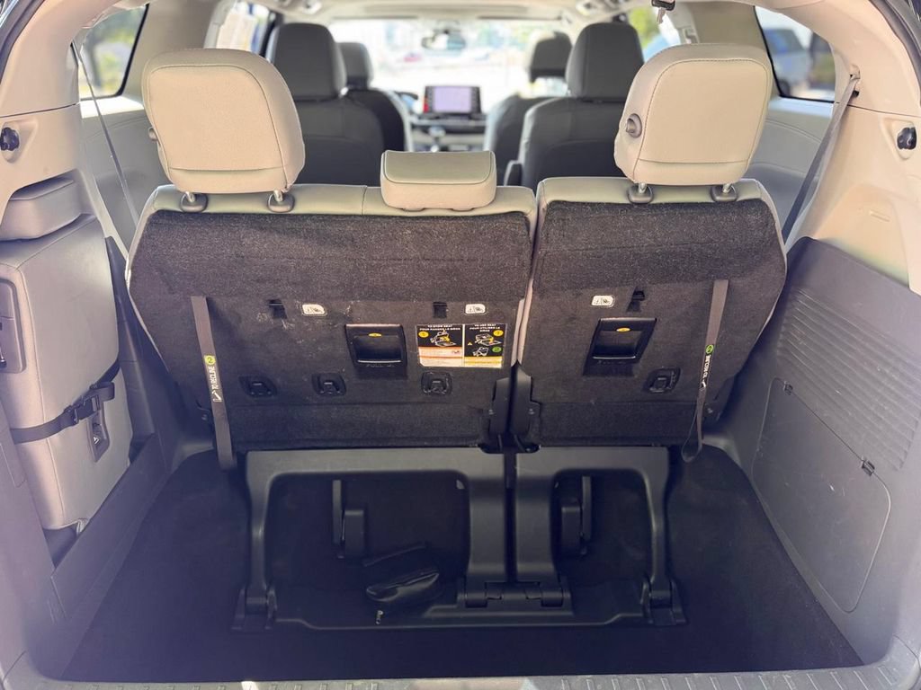 Used 2023 Toyota Sienna XLE FWD image 27