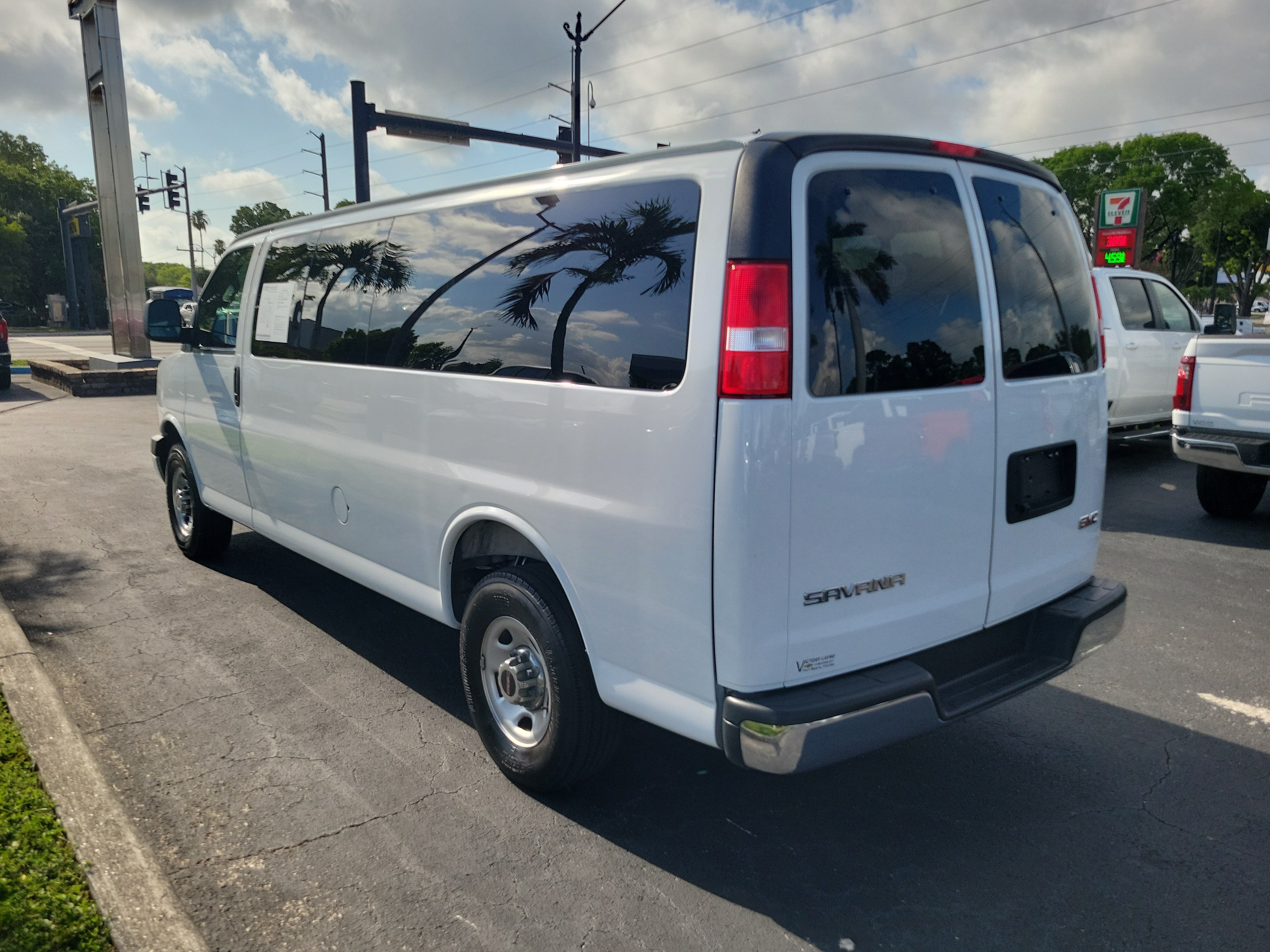 Used 2025 GMC Savana 3500 LT w/ LT Preferred Equipment Group RWD image 3