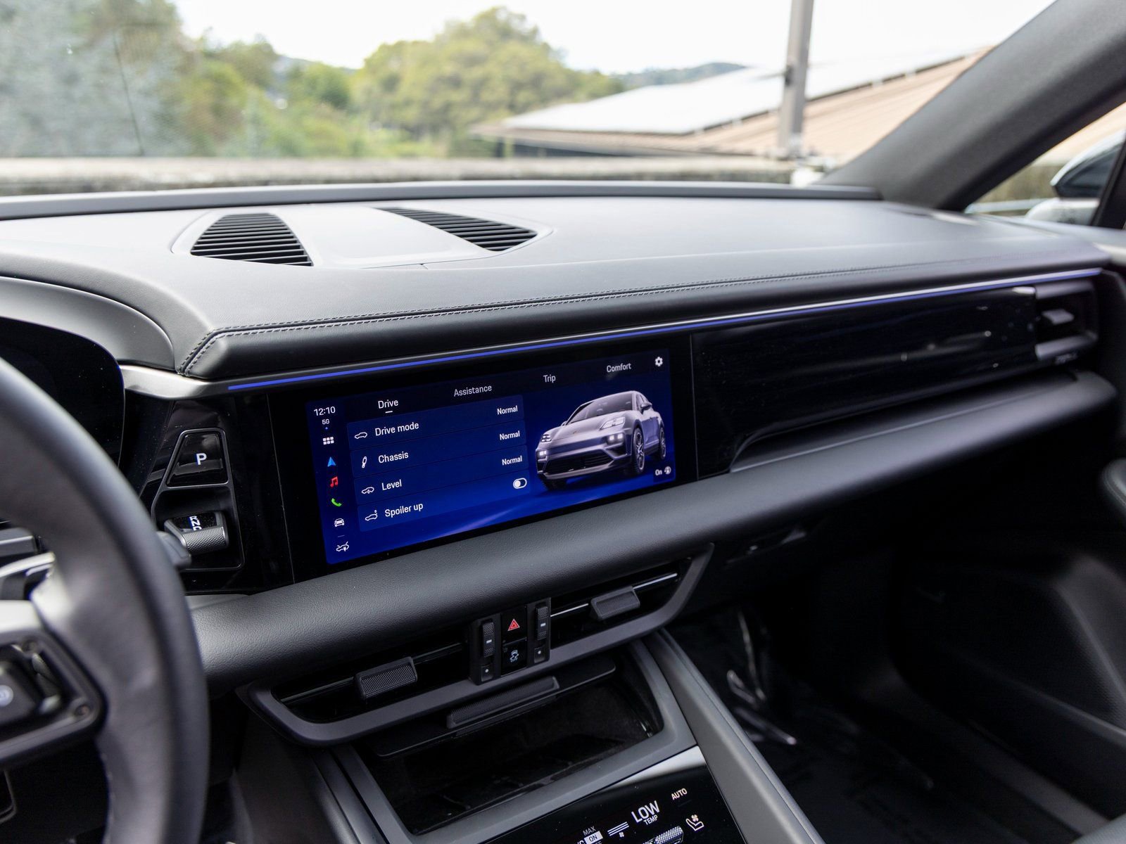 Certified 2025 Porsche Macan Electric image 33