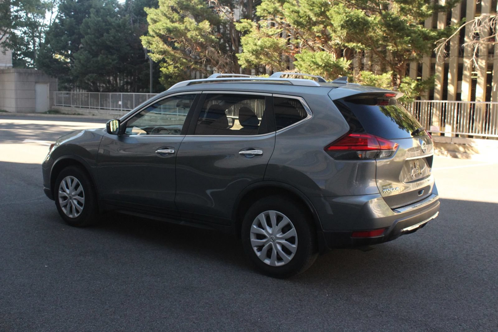 Used 2017 Nissan Rogue S w/ S Appearance Package FWD image 9
