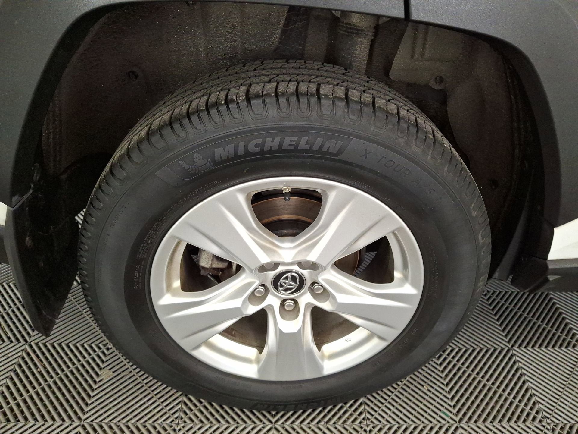 Certified 2019 Toyota RAV4 XLE w/ Carpet Mat Package AWD/4WD image 27