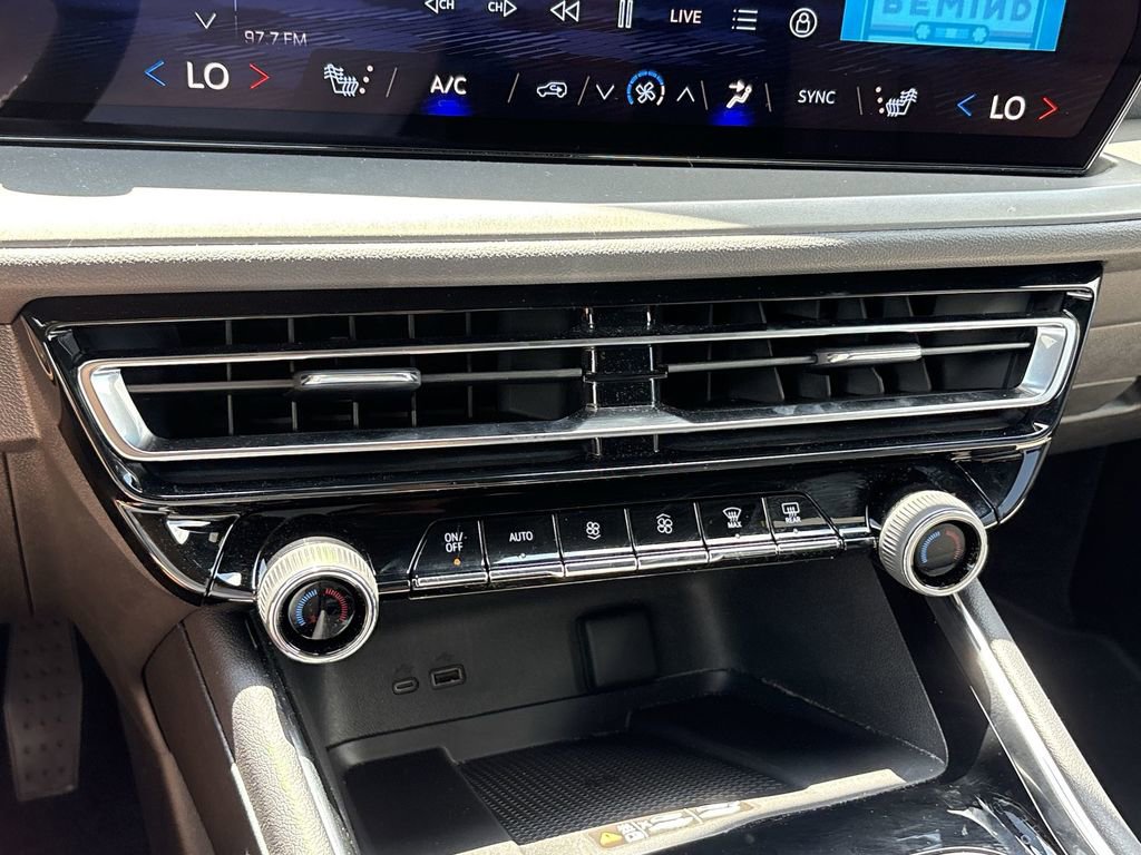New 2025 Chevrolet Traverse LT FWD image 18