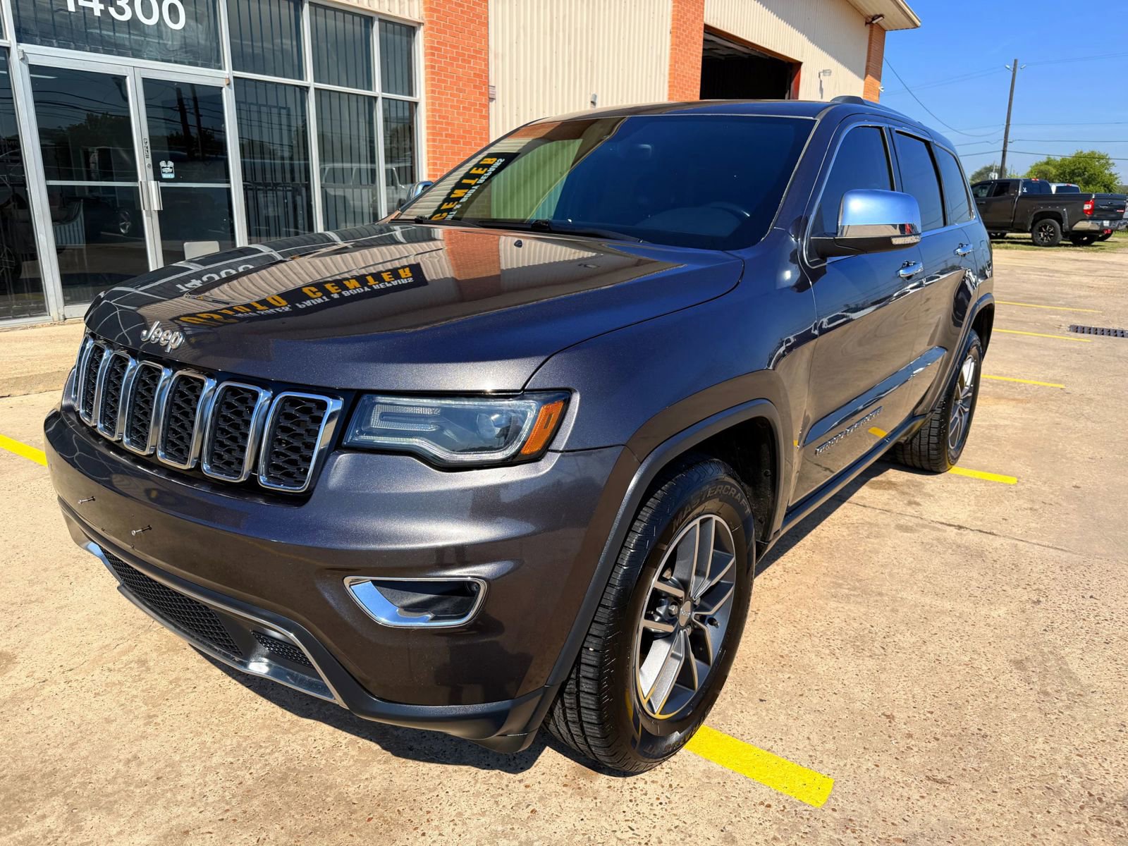 Used 2018 Jeep Grand Cherokee Limited w/ Luxury Group II image 3