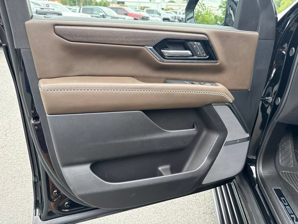 Used 2025 GMC Yukon XL Denali Ultimate AWD/4WD image 15
