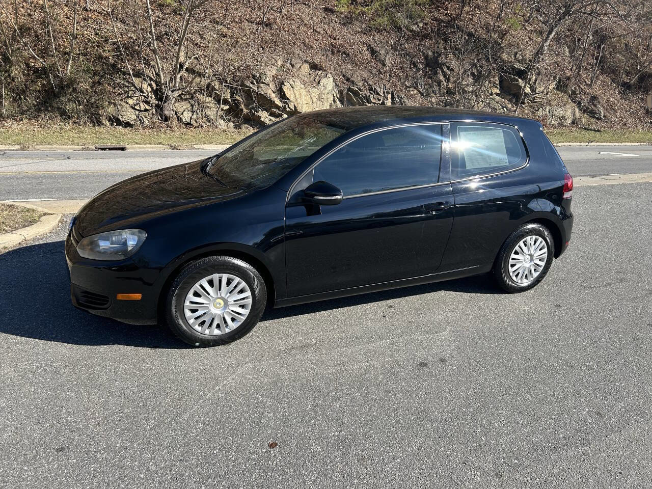 Used 2010 Volkswagen Golf 2-Door image 2