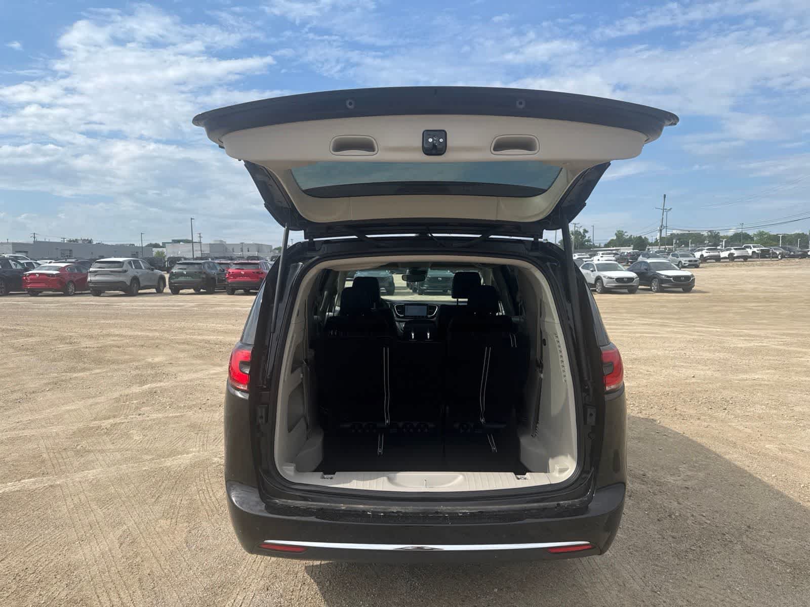 Used 2024 Chrysler Pacifica Touring-L AWD/4WD image 8