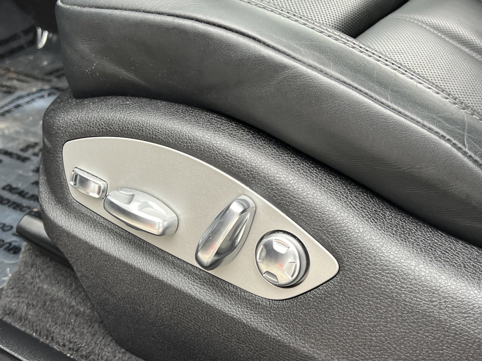 Certified 2025 Porsche Macan Turbo image 31