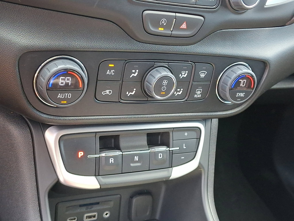 Used 2024 GMC Terrain SLT image 27