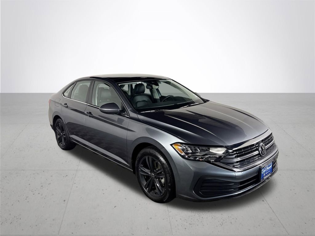 Certified 2022 Volkswagen Jetta SE w/ Panoramic Sunroof Package image 4