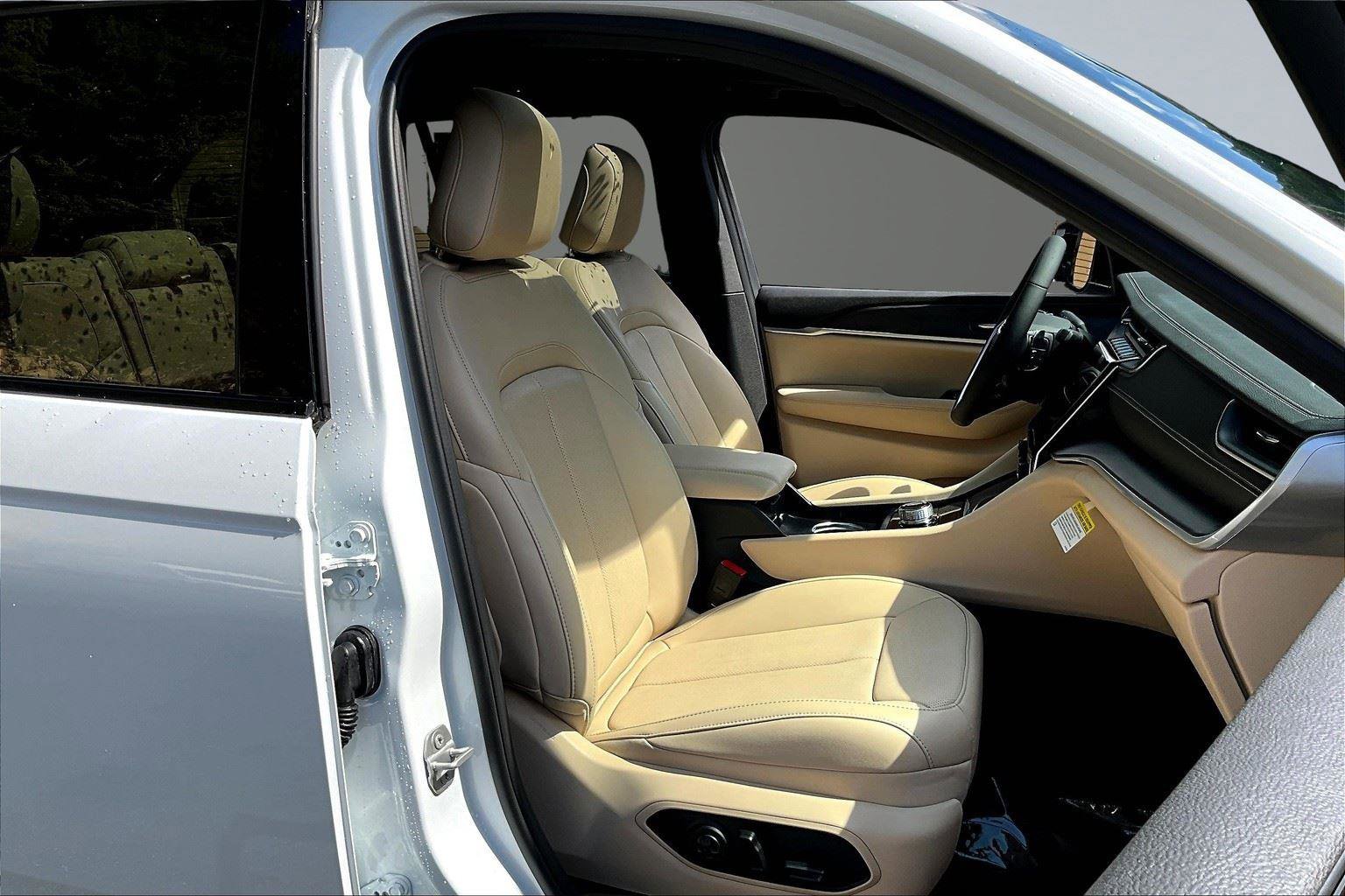 New 2025 Jeep Grand Cherokee Limited w/ Luxury Tech Group II image 9