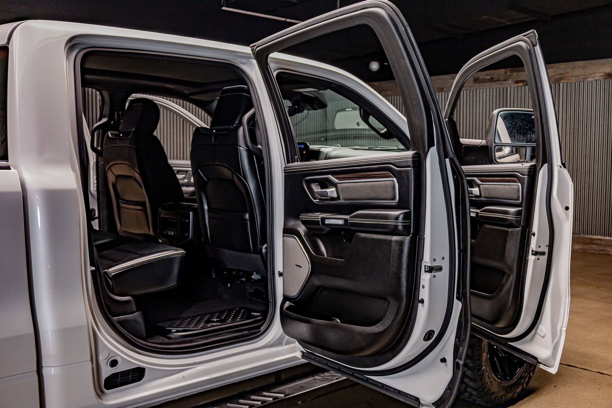 Used 2025 RAM 1500 Laramie w/ Night Edition image 31