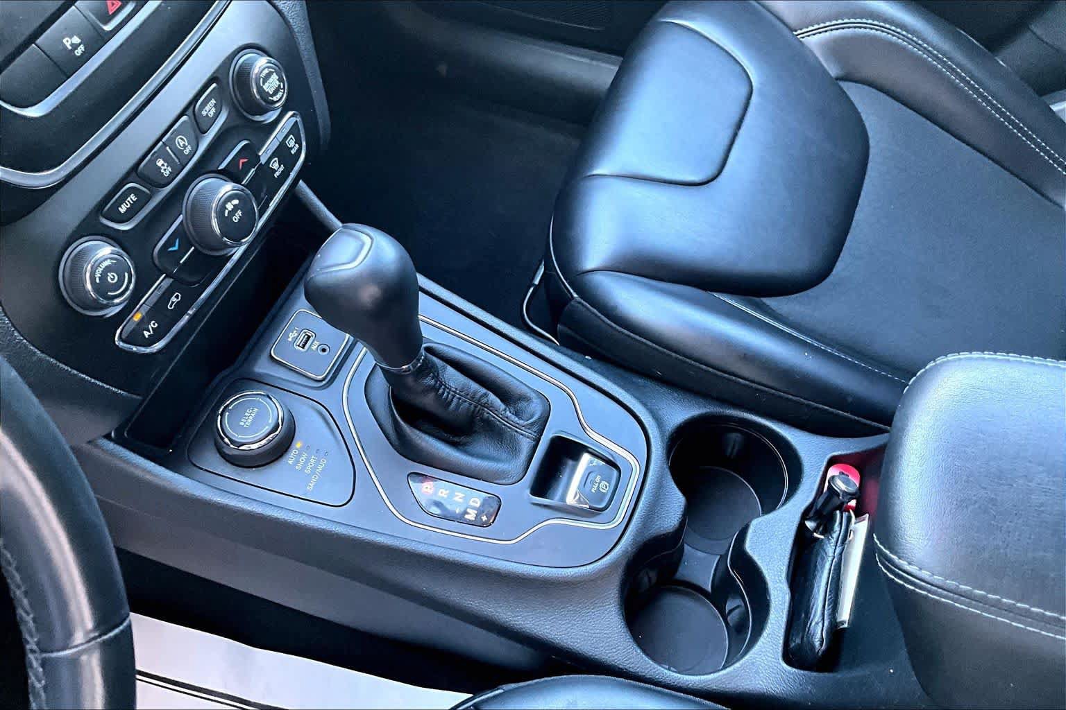 Used 2019 Jeep Cherokee Latitude Plus AWD/4WD image 16
