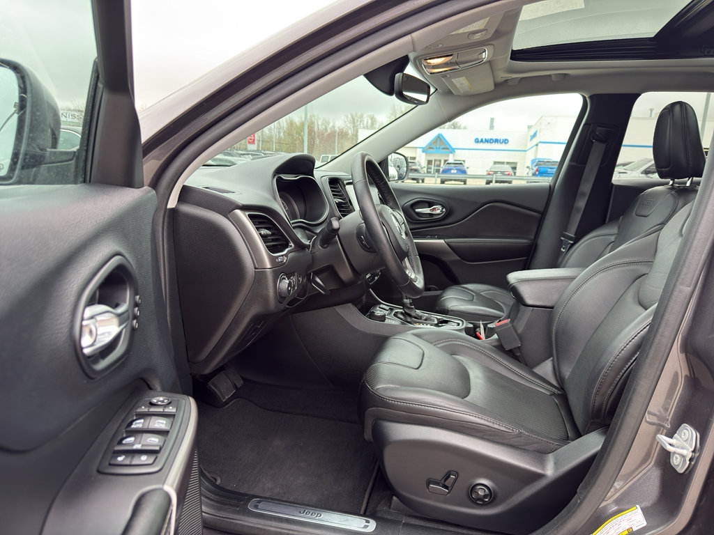 Used 2019 Jeep Cherokee Limited w/ Luxury Group AWD/4WD image 11