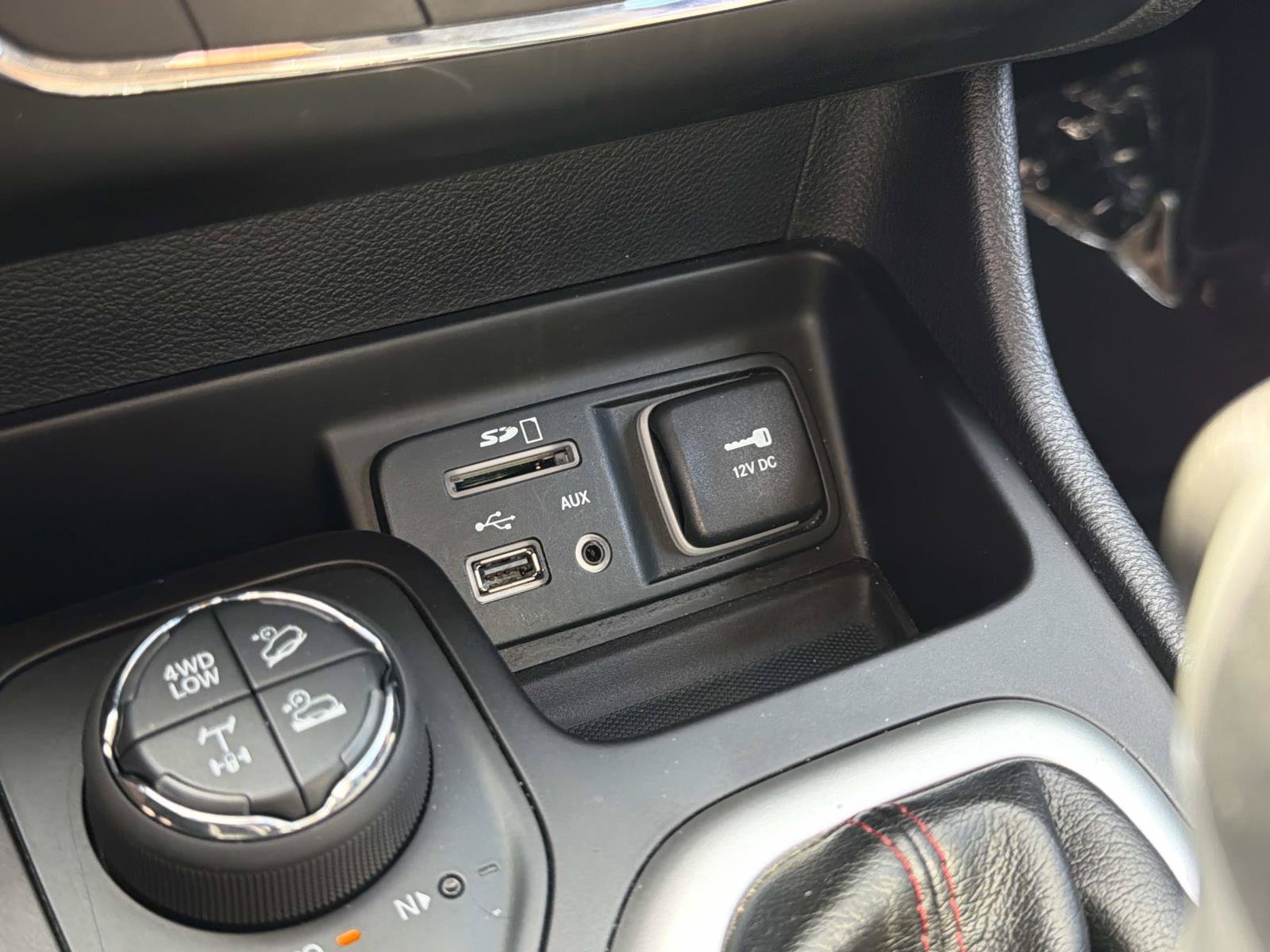 Used 2018 Jeep Cherokee Trailhawk AWD/4WD image 26