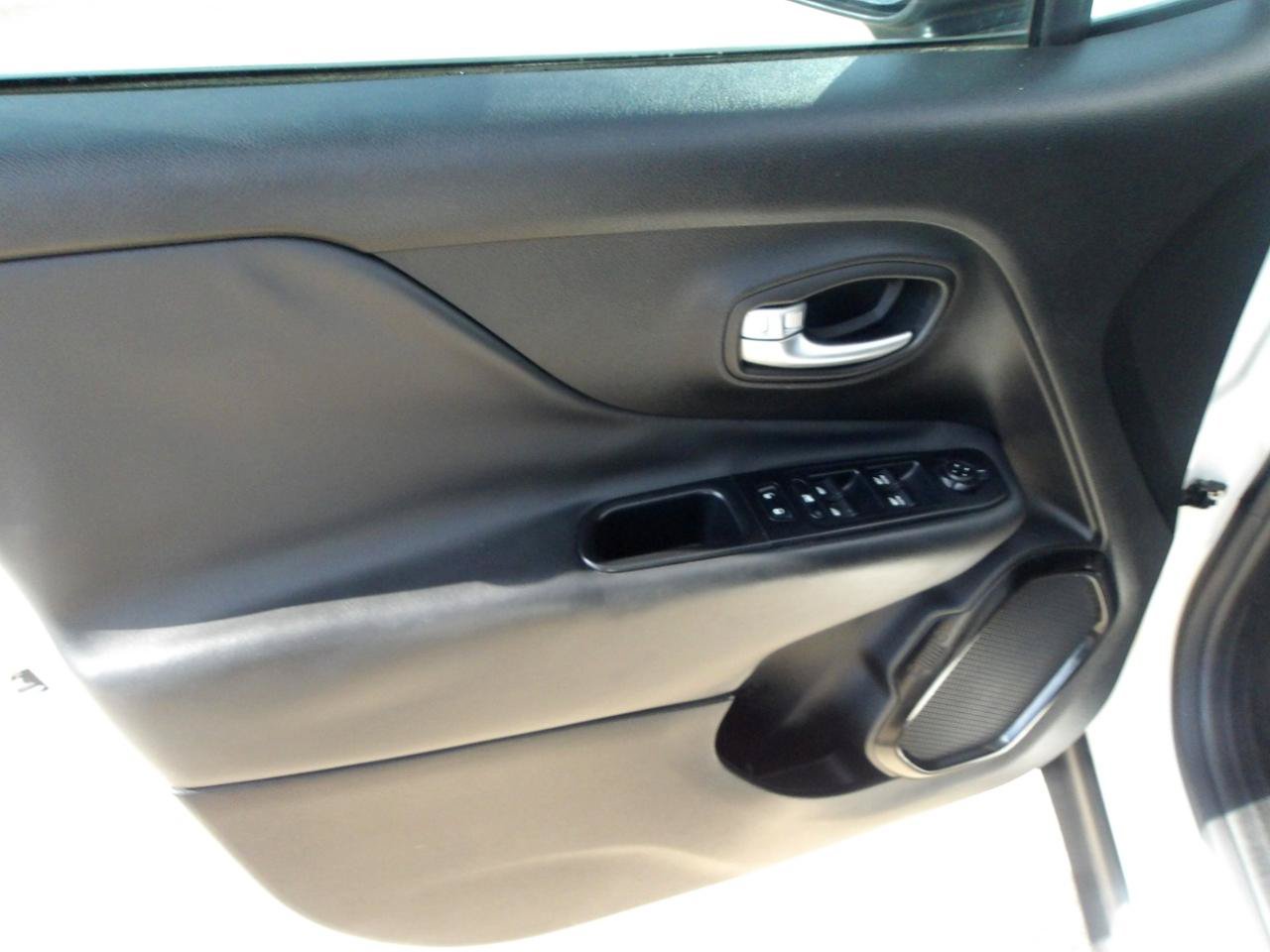 Used 2018 Jeep Renegade Altitude FWD image 18
