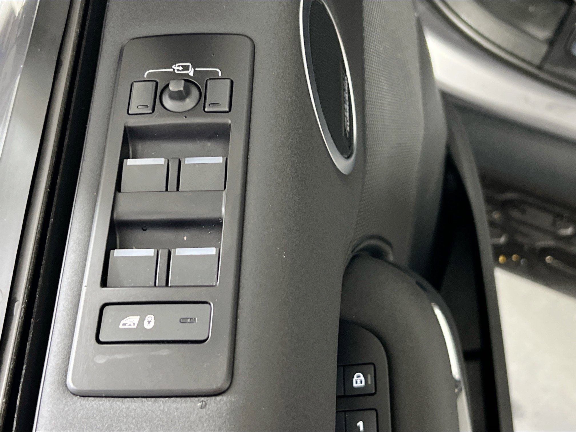 Used 2024 Land Rover Discovery S image 18