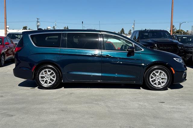 Used 2023 Chrysler Pacifica Touring-L image 2