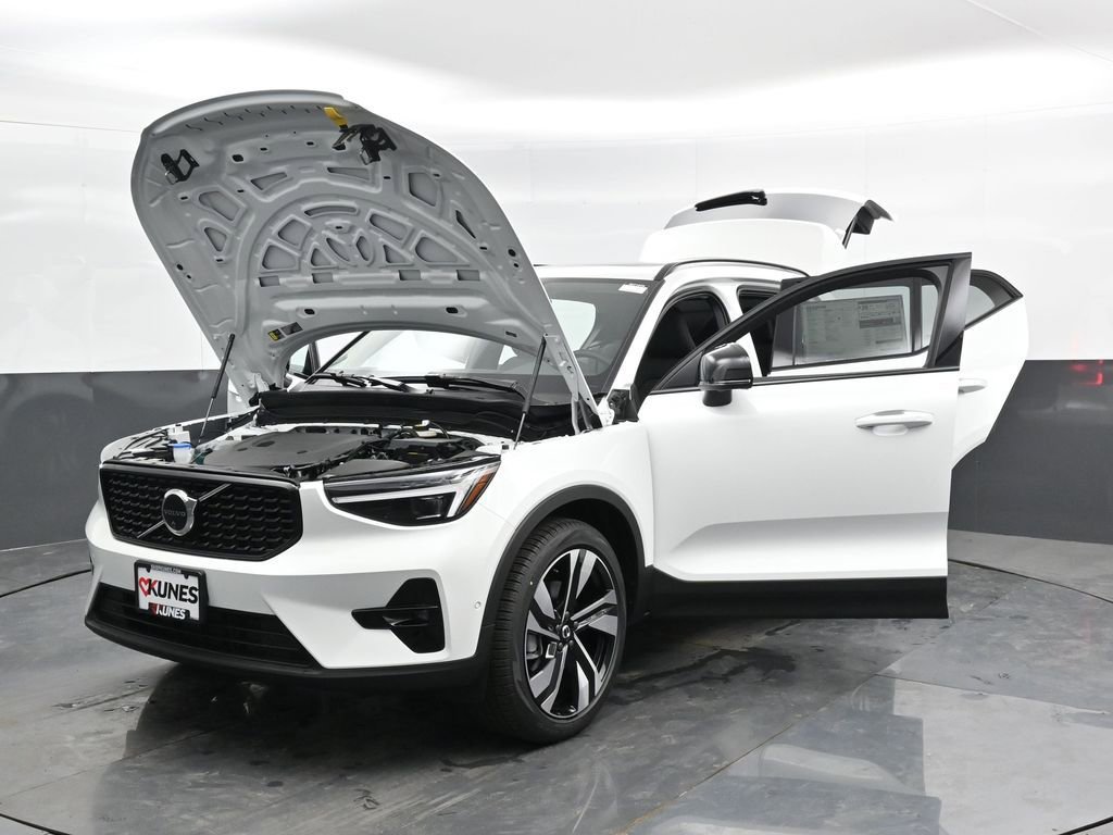 New 2025 Volvo XC40 B5 Plus w/ Protection Package Premier image 46