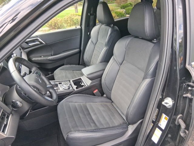 Used 2024 Mitsubishi Outlander AWD image 11