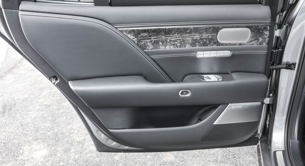 Used 2025 Genesis G90 3.5T image 34