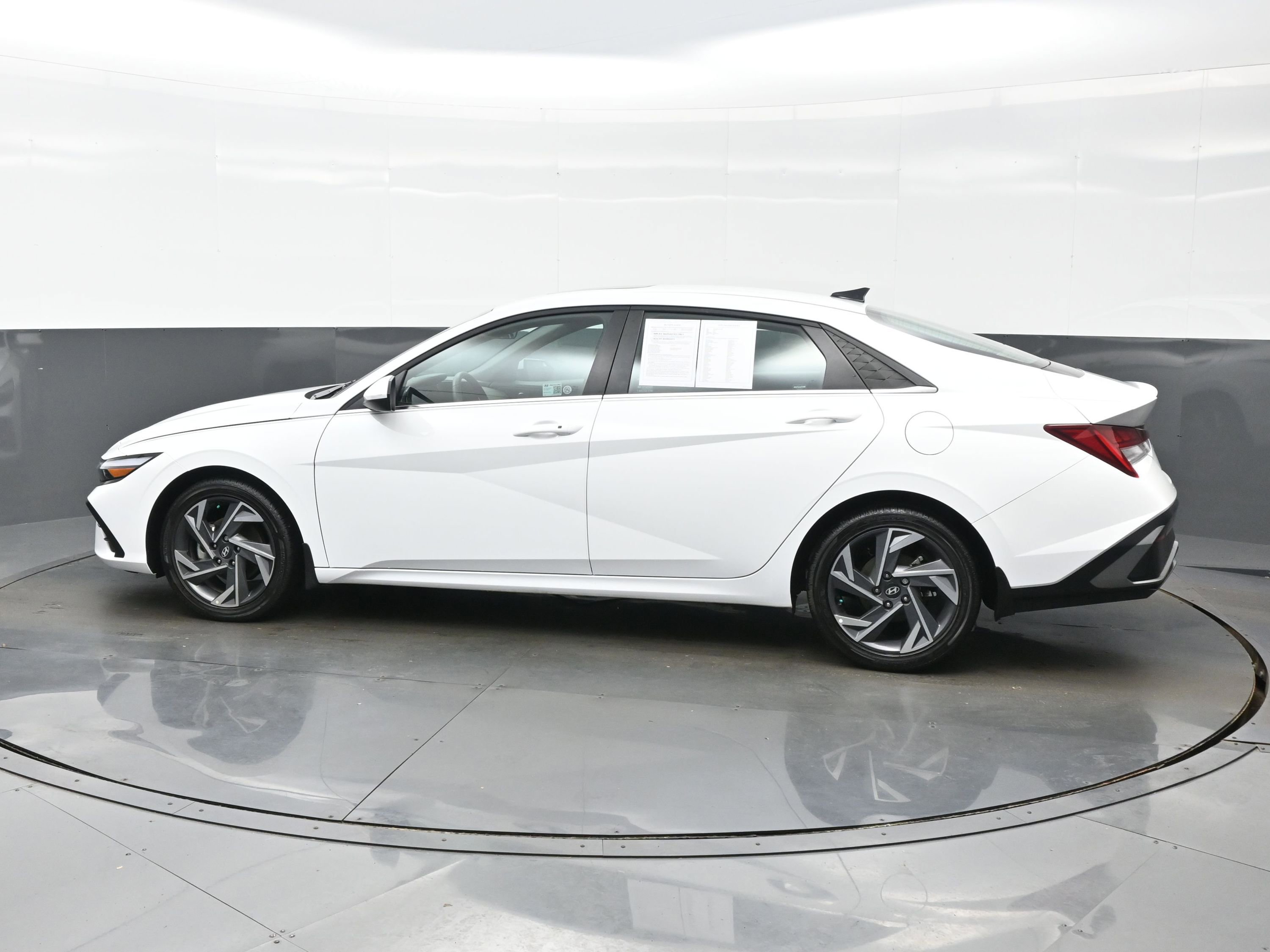 Certified 2025 Hyundai Elantra SEL FWD image 3