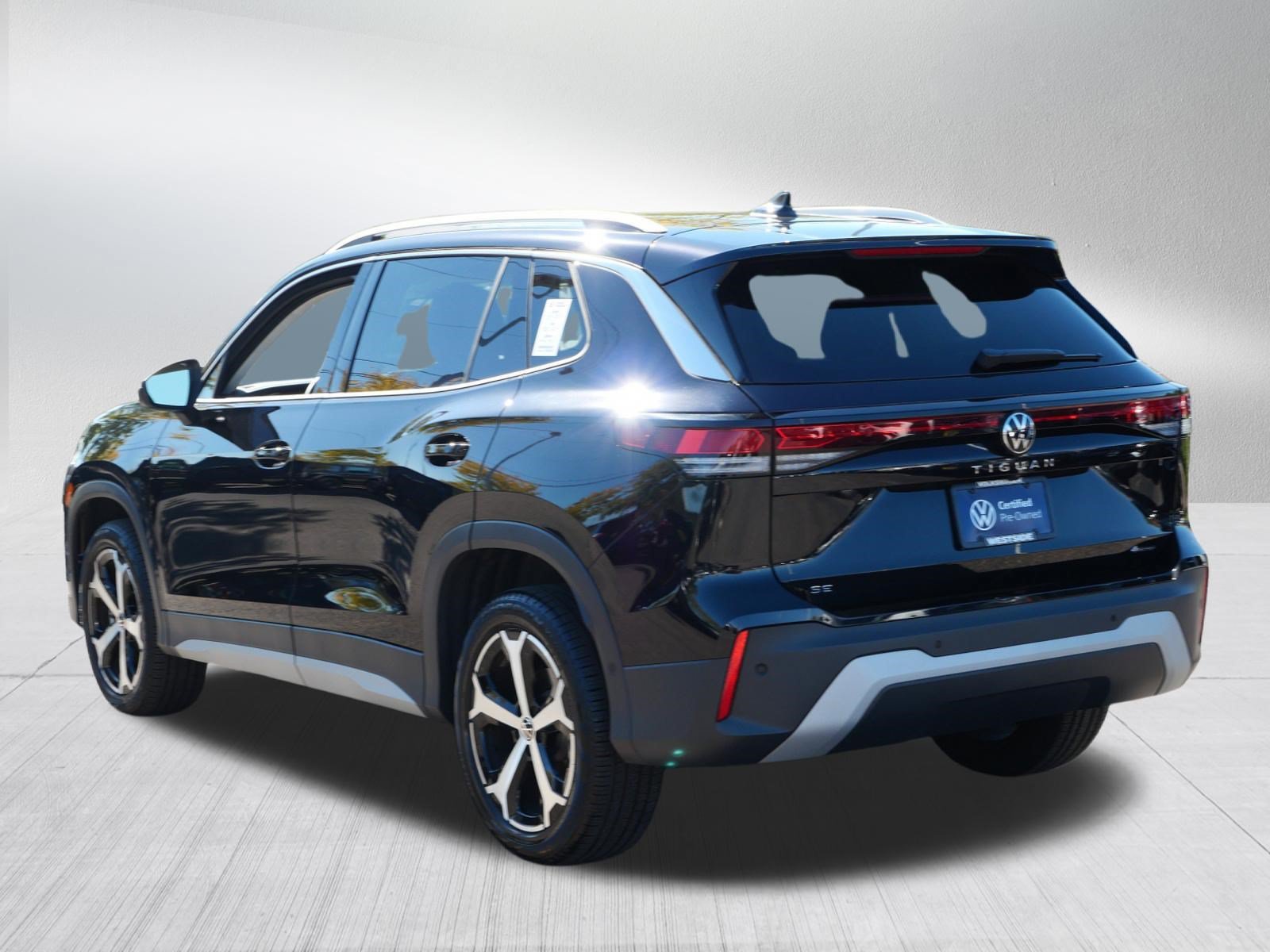 Certified 2025 Volkswagen Tiguan SE AWD/4WD image 5