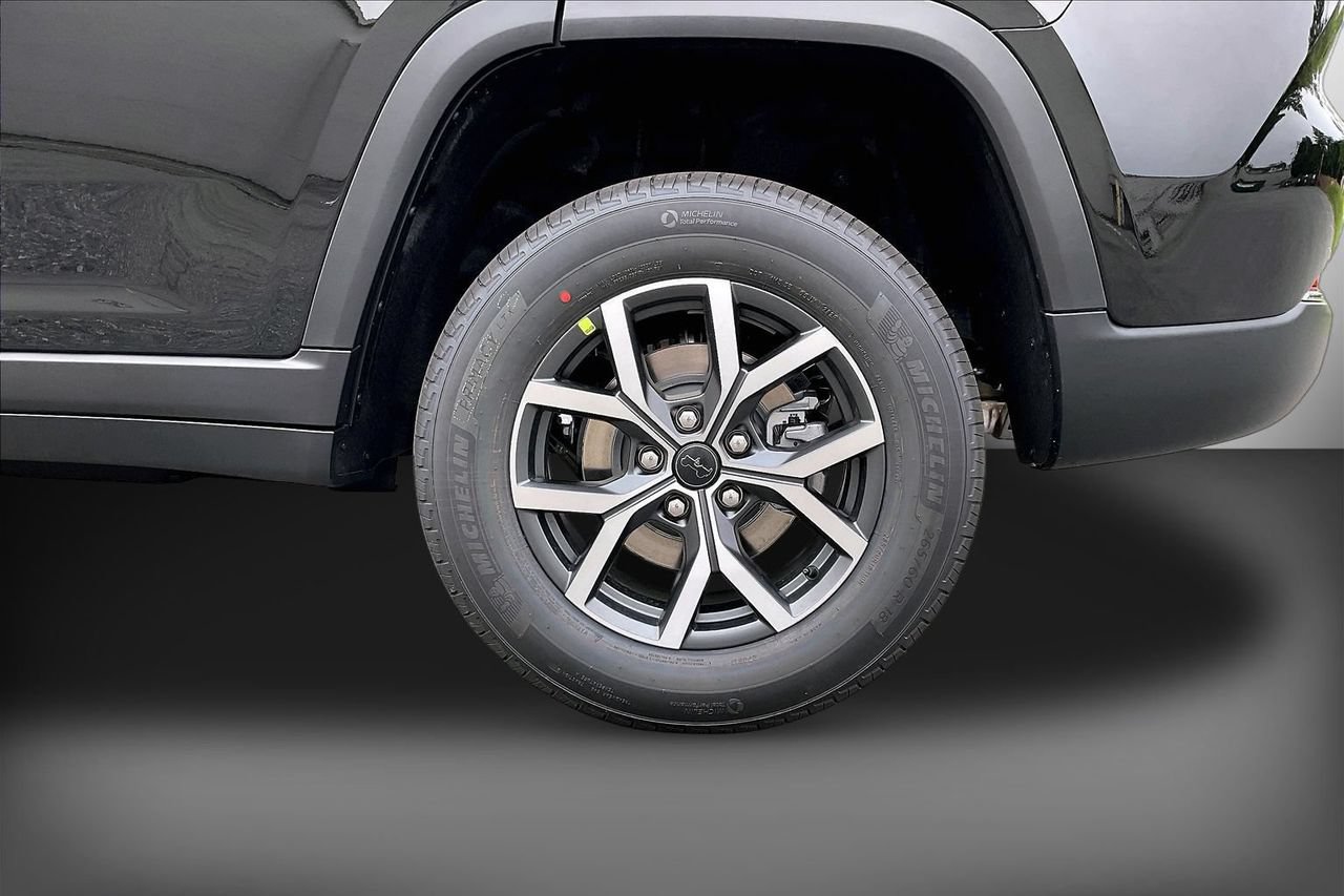 New 2027 Jeep Grand Cherokee Laredo RWD image 32