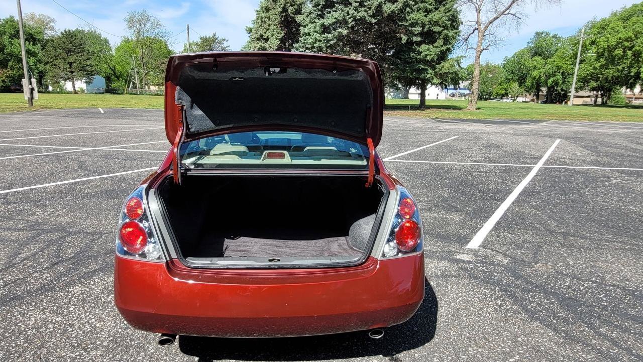 Used 2005 Nissan Altima 3.5 SL FWD image 8