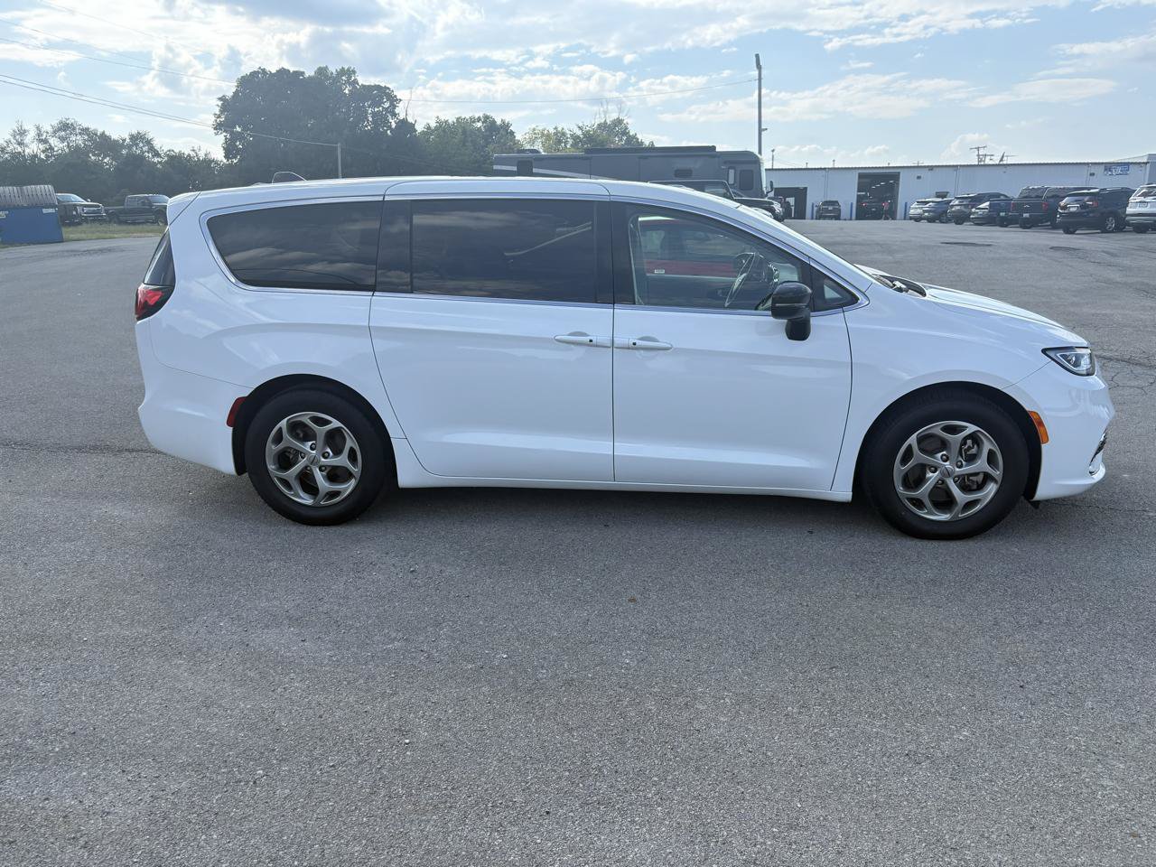 Used 2024 Chrysler Pacifica Limited FWD image 2