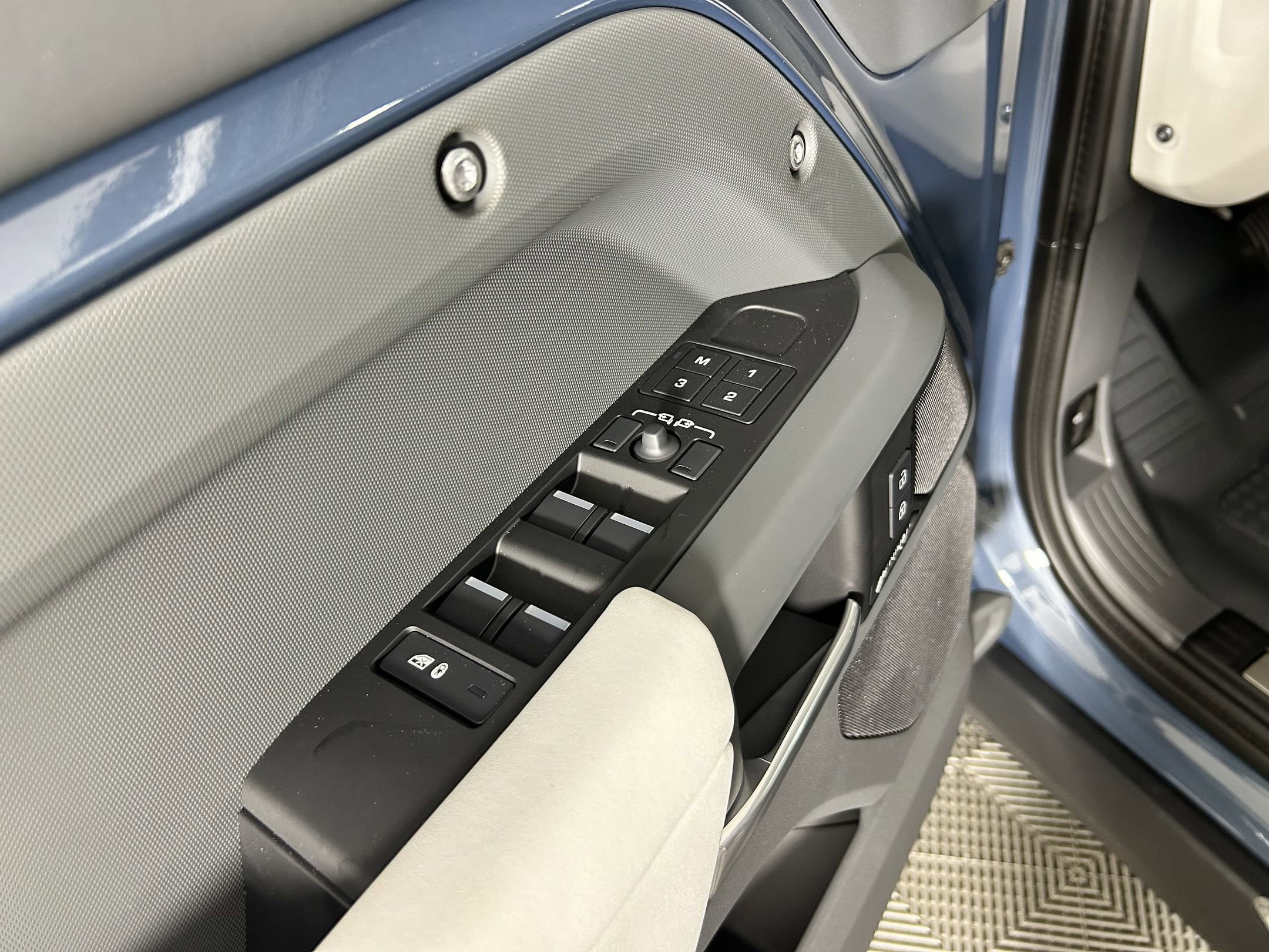 New 2025 Land Rover Defender 110 S image 10