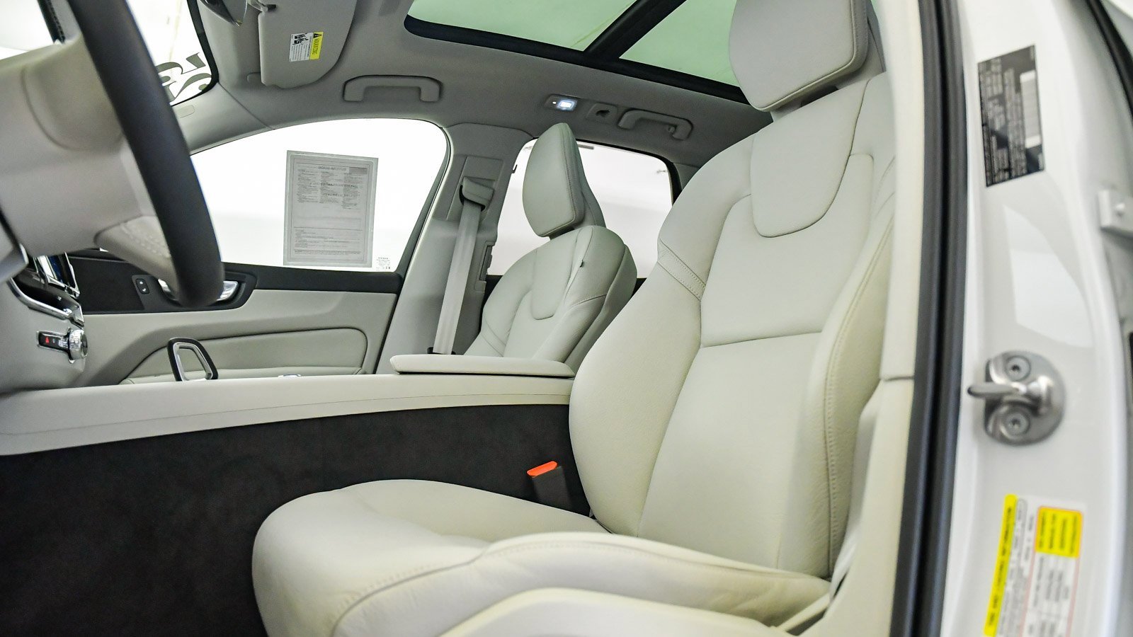 Certified 2025 Volvo XC60 T8 Plus w/ Protection Package Premier image 19