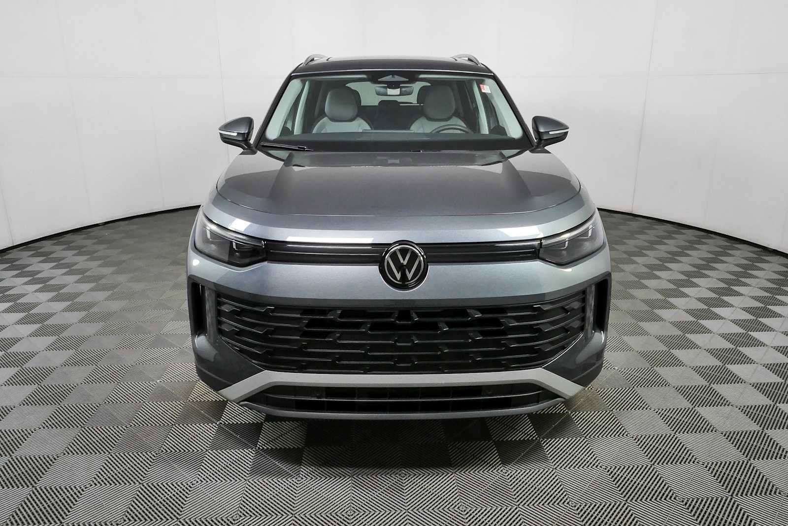 Certified 2025 Volkswagen Tiguan SE w/ Panoramic Sunroof Package AWD/4WD image 38