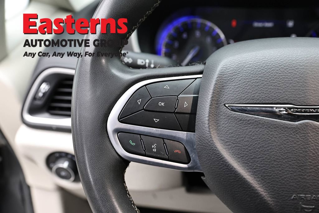 Used 2023 Chrysler Pacifica Touring-L FWD image 15