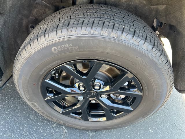 Used 2025 Jeep Grand Cherokee L Altitude AWD/4WD image 24