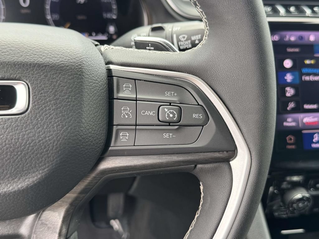 Used 2025 Jeep Grand Cherokee Limited AWD/4WD image 25