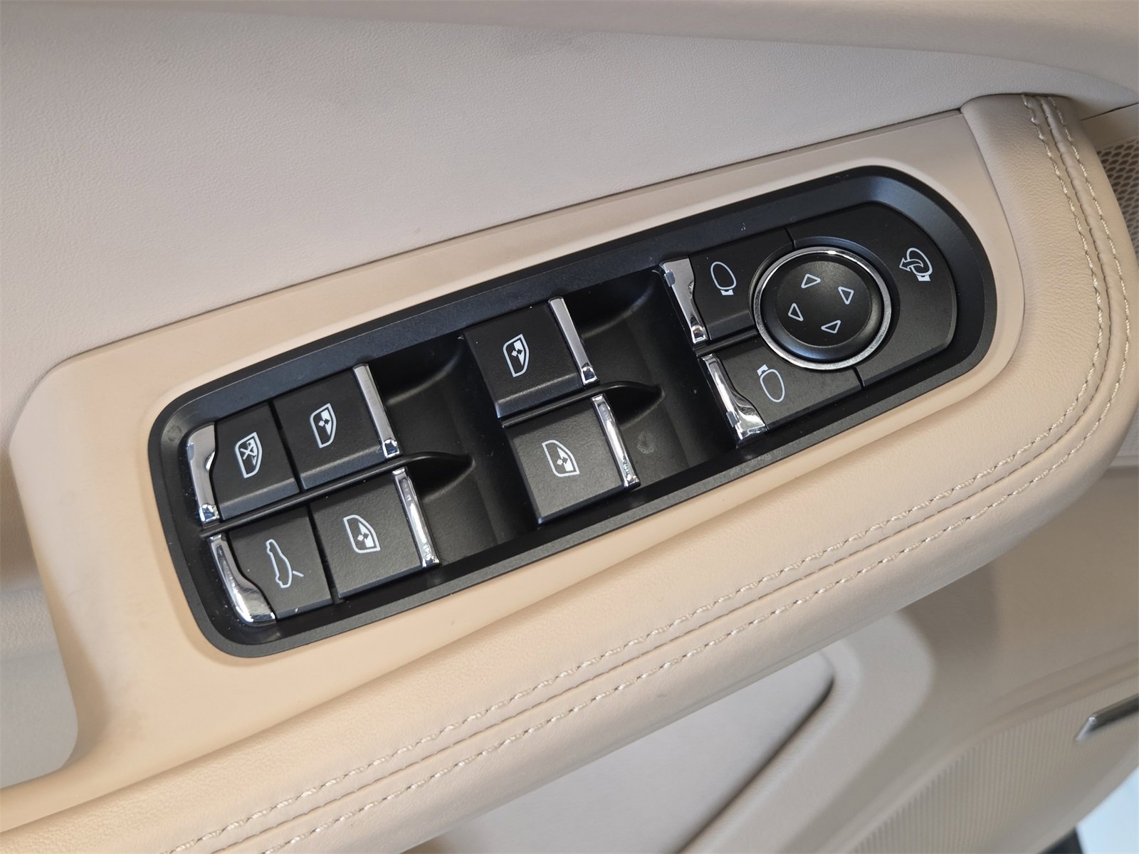 Used 2024 Porsche Macan image 15