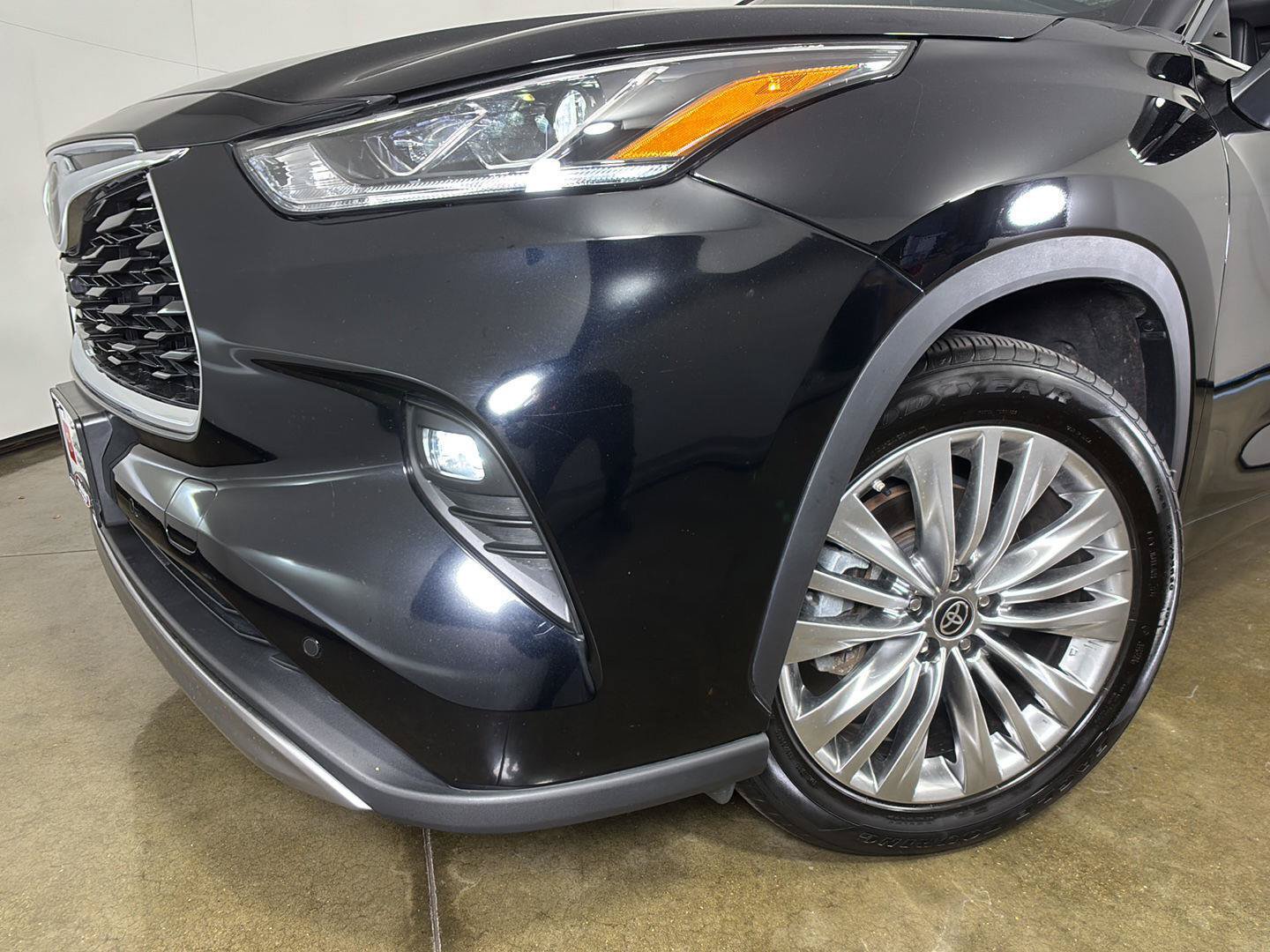 Used 2025 Toyota Highlander Platinum AWD/4WD image 4