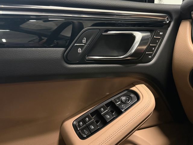 Certified 2026 Porsche Macan AWD/4WD image 35
