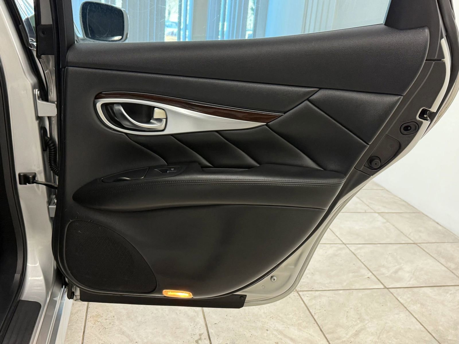 Used 2012 INFINITI M37 w/ Premium Pkg image 19