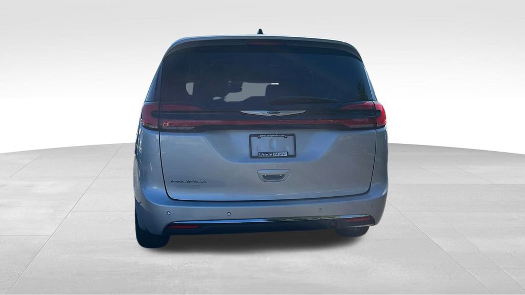 Used 2024 Chrysler Pacifica Touring-L image 4
