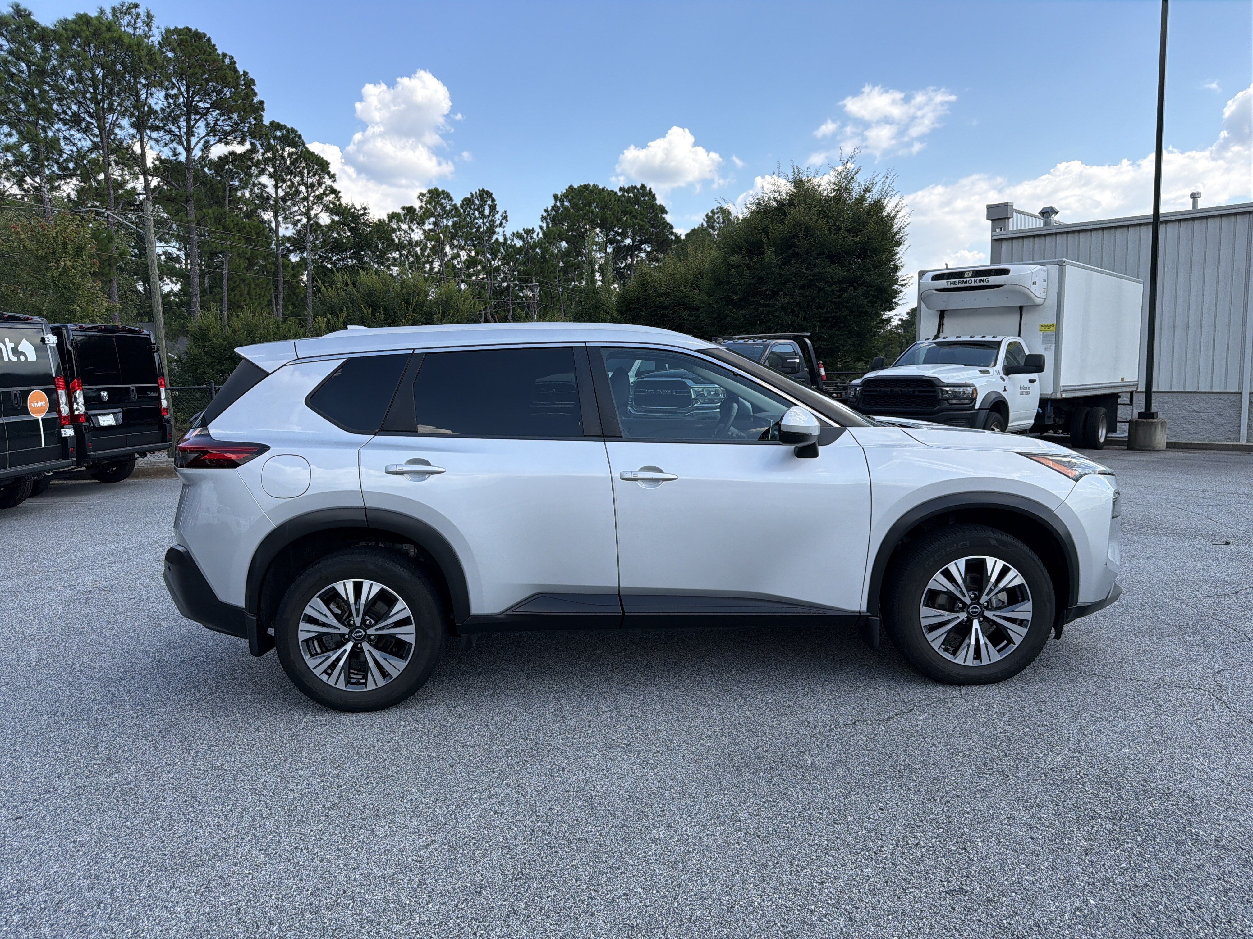 Used 2022 Nissan Rogue SV w/ SV Premium Package FWD image 9