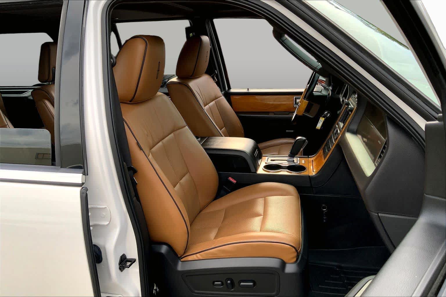 Used 2014 Lincoln Navigator 4WD w/ Equipment Group 101A image 8