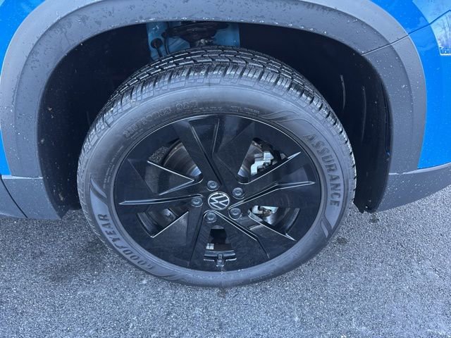 Certified 2025 Volkswagen Taos SE image 30