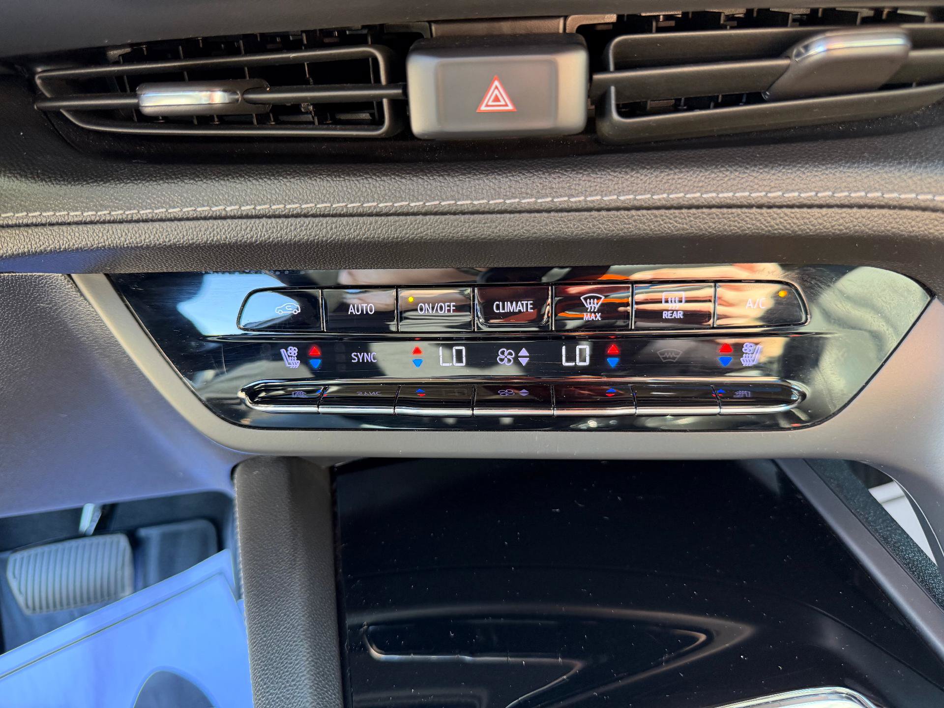 Certified 2022 Buick Envision Avenir w/ Technology Package II AWD/4WD image 27