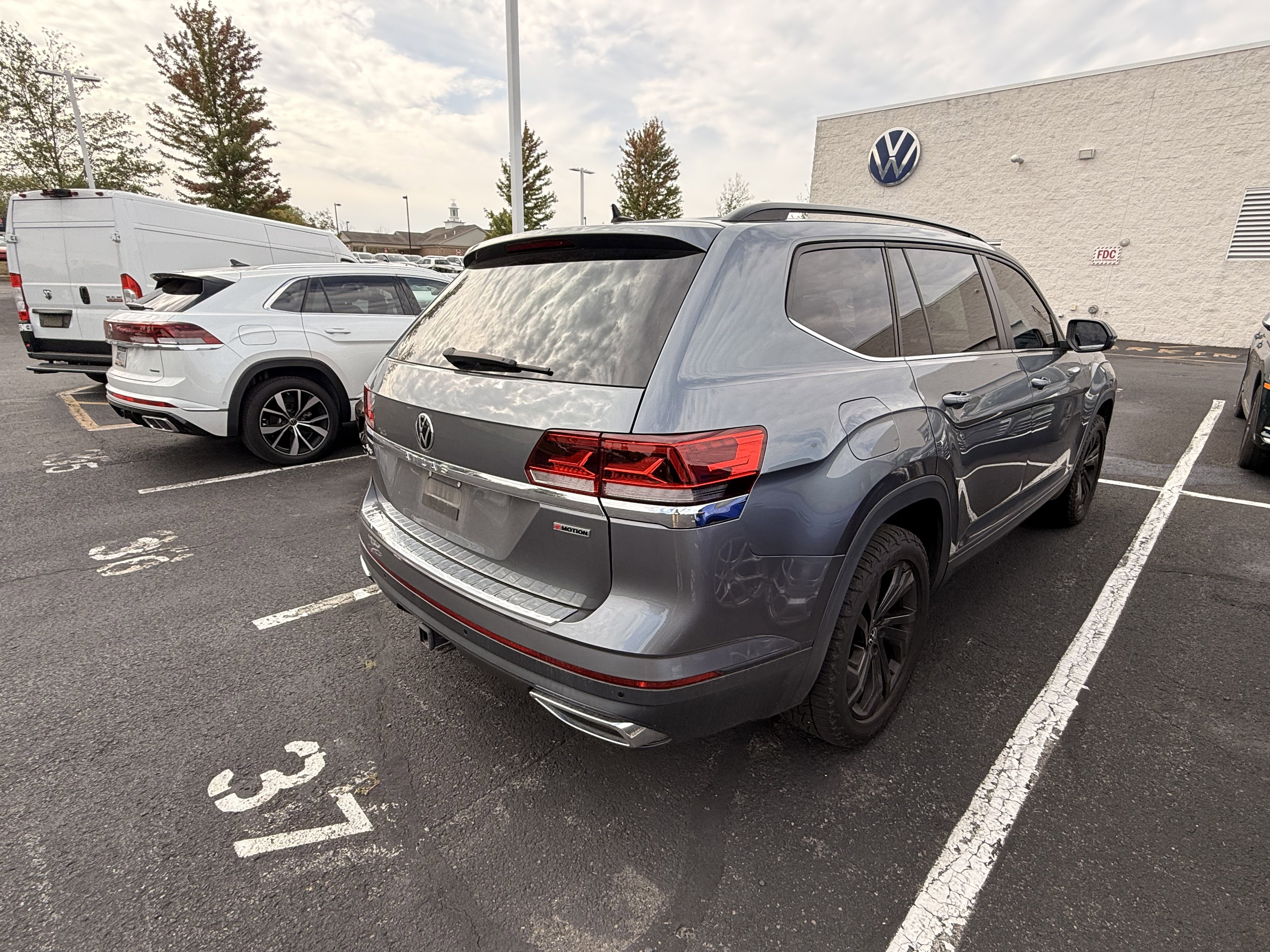 Used 2022 Volkswagen Atlas SE w/ Black Wheel Package image 9