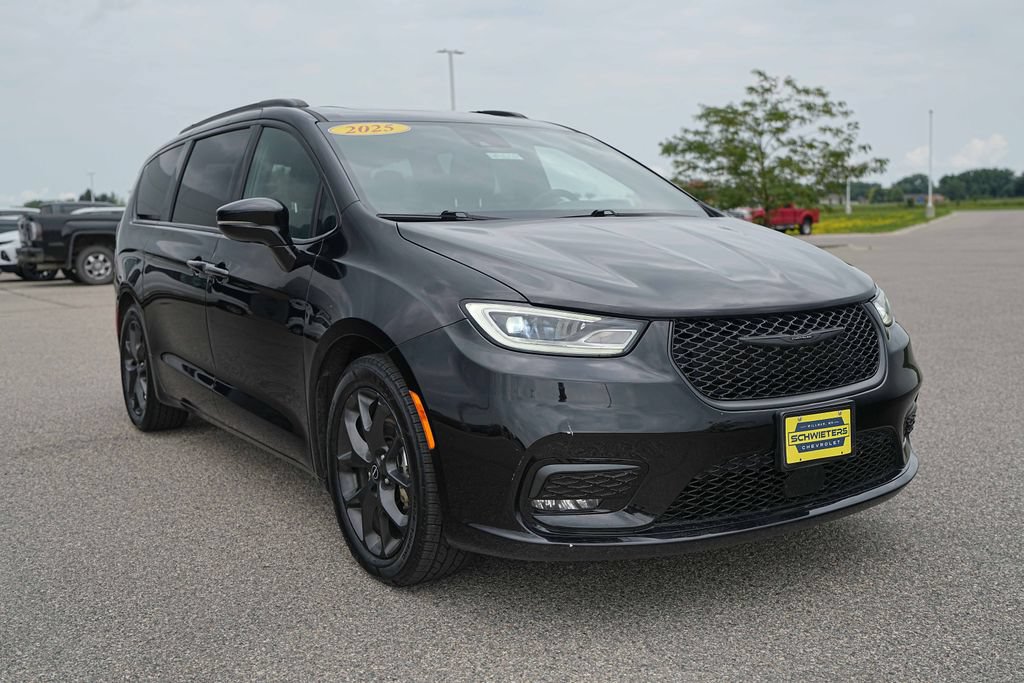 Used 2025 Chrysler Pacifica Limited FWD image 4