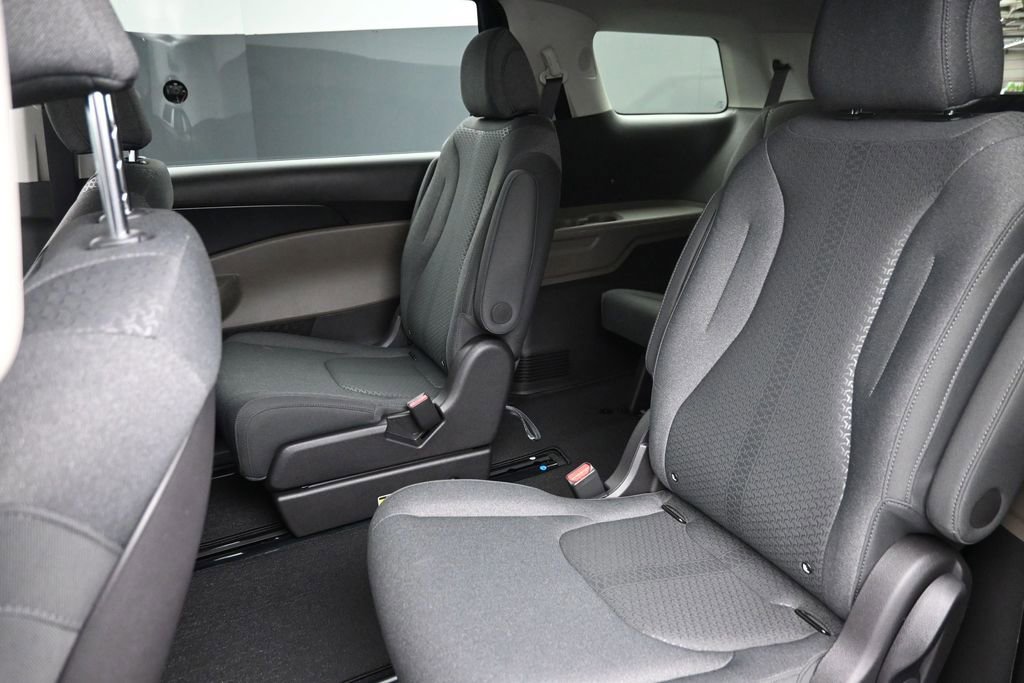 Used 2026 Kia Carnival LX FWD image 11